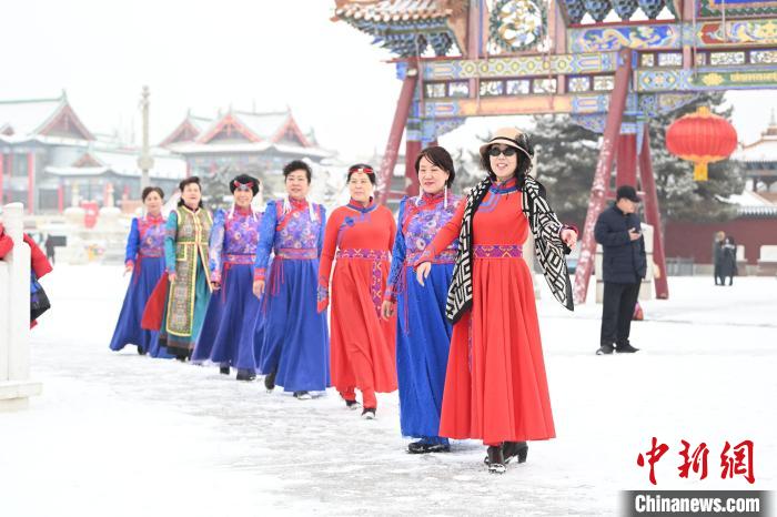 2月13日，老年人在呼和浩特市大召廣場拍照“打卡”。　劉文華 攝