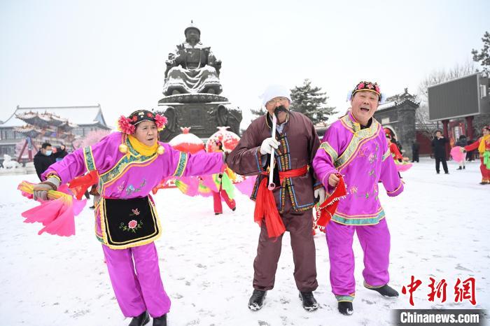 2月13日，秧歌隊(duì)在呼和浩特市大召廣場雪中起舞?！⑽娜A 攝