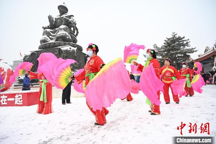 2月13日，秧歌隊(duì)在呼和浩特市大召廣場雪中起舞?！⑽娜A 攝