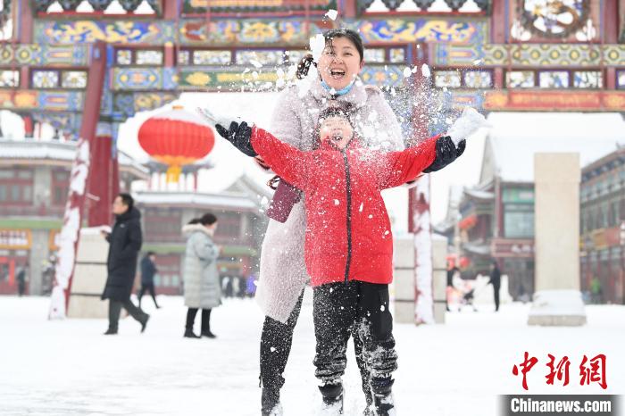 2月13日，家長與小朋友在呼和浩特市大召廣場享雪趣?！⑽娜A 攝