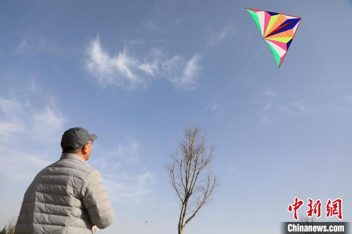 市民在放風(fēng)箏?！∴囆?qiáng) 攝