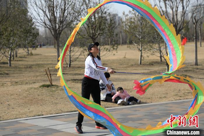 市民在公園里上演彩綢舞?！∴囆?qiáng) 攝