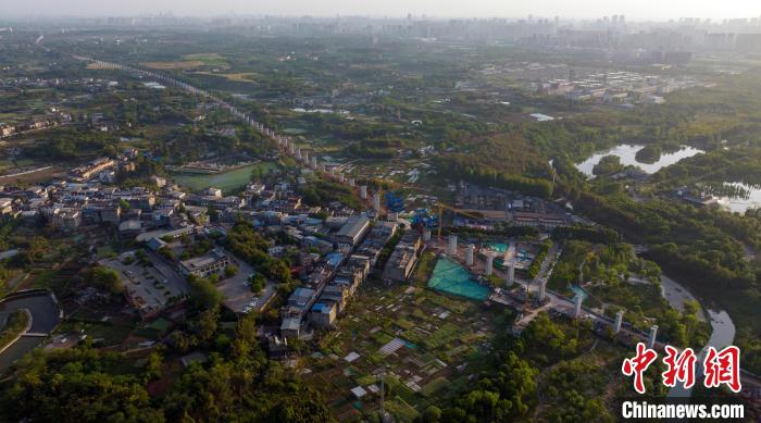 航拍正在建設(shè)中的成都至自貢高速鐵路成都段?！⒅铱?攝