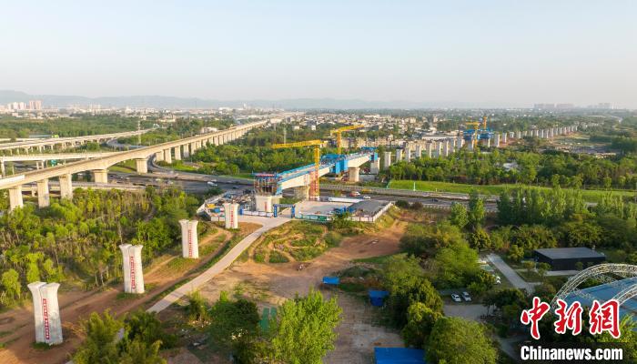 航拍正在建設(shè)的成都至自貢高速鐵路跨成都繞城高速公路連續(xù)梁施工現(xiàn)場(chǎng)?！⒅铱?攝