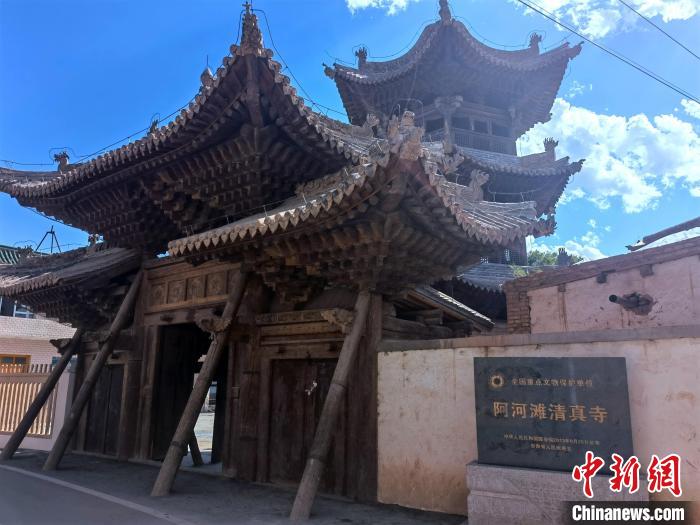 圖為集漢、藏、伊斯蘭風(fēng)格于一體的700年歷史的全國重點保護(hù)文物——阿河灘清真寺。　張海雯 攝