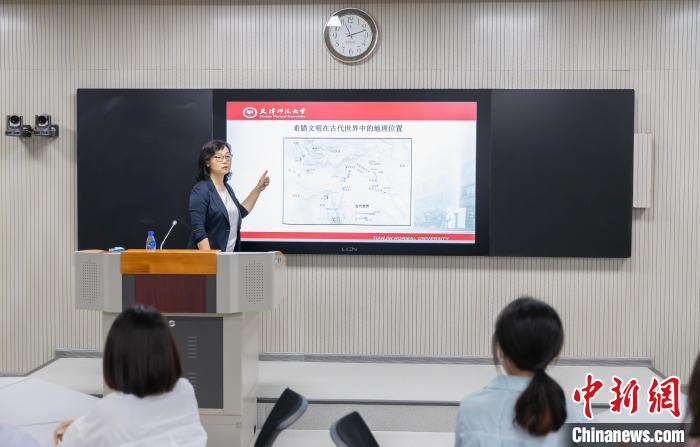 天津師范大學(xué)跨文化與世界文學(xué)研究院院長、教授郝嵐正在為同學(xué)們上課。　王在御 攝
