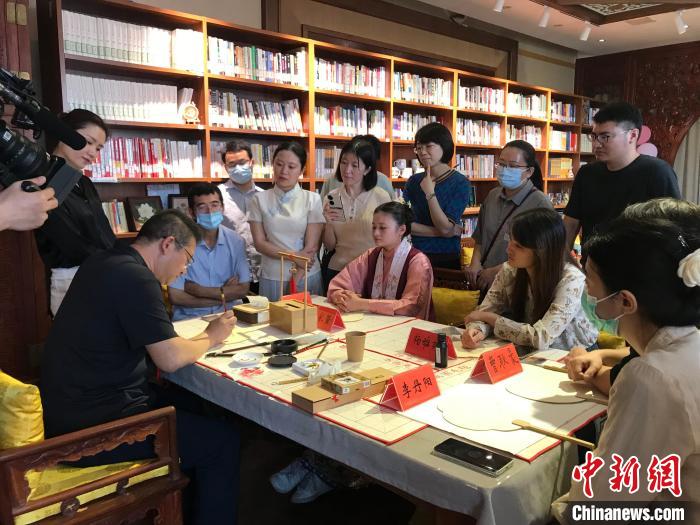 9月14日，“月動(dòng)臨秋扇”中華傳統(tǒng)文化沉浸式體驗(yàn)活動(dòng)在北京紀(jì)曉嵐故居舉辦。 陳建新 攝 陳建新 攝