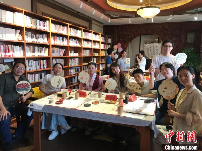 9月14日，“月動(dòng)臨秋扇”中華傳統(tǒng)文化沉浸式體驗(yàn)活動(dòng)在北京紀(jì)曉嵐故居舉辦。陳建新 攝 陳建新 攝