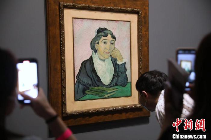 觀眾欣賞梵高畫作《阿爾勒婦女(吉努夫人肖像)》?！埡鄠?攝