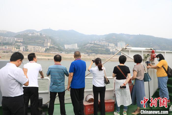 重慶市政協(xié)“同心聚力巴渝行”主題采訪團(tuán)15日走進(jìn)奉節(jié)，了解當(dāng)?shù)卣f(xié)委員護(hù)江成效?！×簹J卿 攝