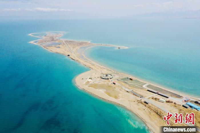 圖為青海湖?！±罱瓕?攝