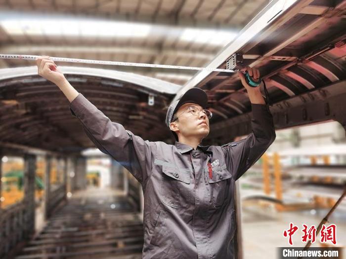 王漢卿在安裝車頂二次骨架吊。　受訪者供圖