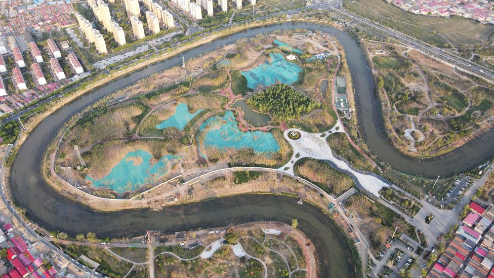 　圖為4月30日拍攝的河北滄州市區(qū)的大運(yùn)河“Ω”形河道。新華社發(fā)(傅新春 攝)