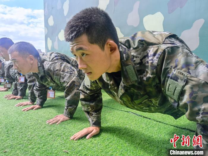 尤云龍正在和戰(zhàn)友進(jìn)行體能訓(xùn)練。　林靖松 攝