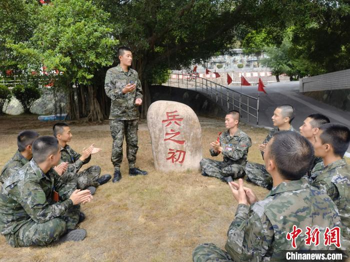 尤云龍為戰(zhàn)友講述父輩保家衛(wèi)國(guó)的故事?！＄姛樋?攝