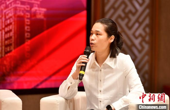 圖為林莉在福建師范大學分享會上發(fā)言?！蚊?攝