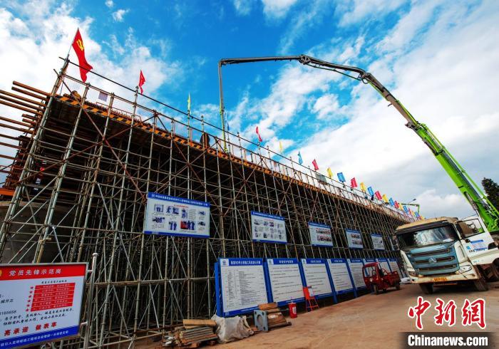 圖為渝昆高鐵云南段境內(nèi)首座大橋連續(xù)梁混凝土澆筑施工現(xiàn)場(chǎng)?！『螀矽i 攝