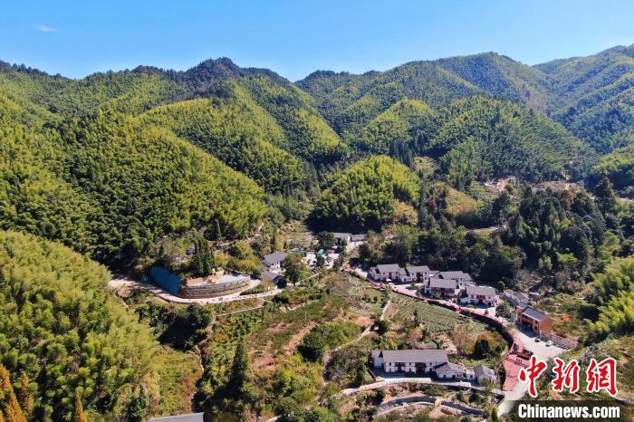 航拍江西井岡山市神山村，青山環(huán)繞，風景秀美?！⒘?攝