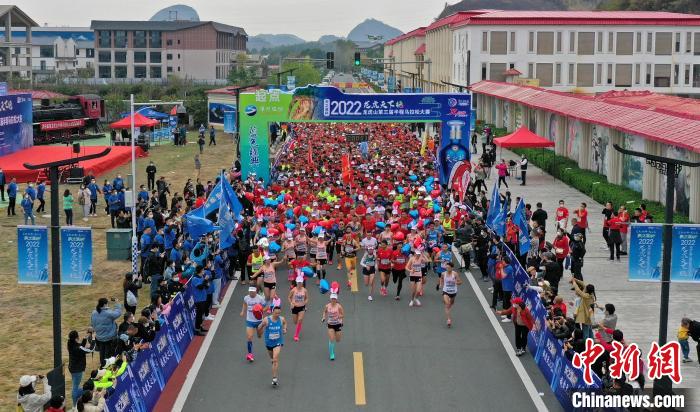 2022年龍虎山半程馬拉松鳴槍開跑?！⒅剧?攝