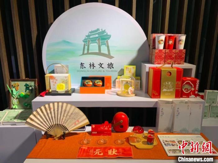 發(fā)展論壇現(xiàn)場展出的無錫城市文創(chuàng)作品?！O權 攝