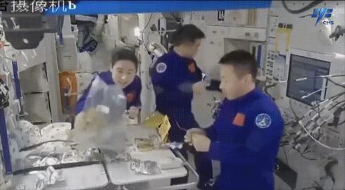 神舟十四號(hào)航天員在軌品嘗美食。圖片來(lái)源：中國(guó)載人航天工程辦公室官方微信