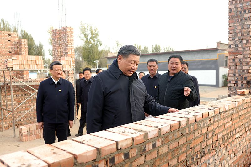 2023年11月10日，習(xí)近平總書記在河北保定涿州市刁窩鎮(zhèn)萬全莊村房屋重建施工現(xiàn)場考察。