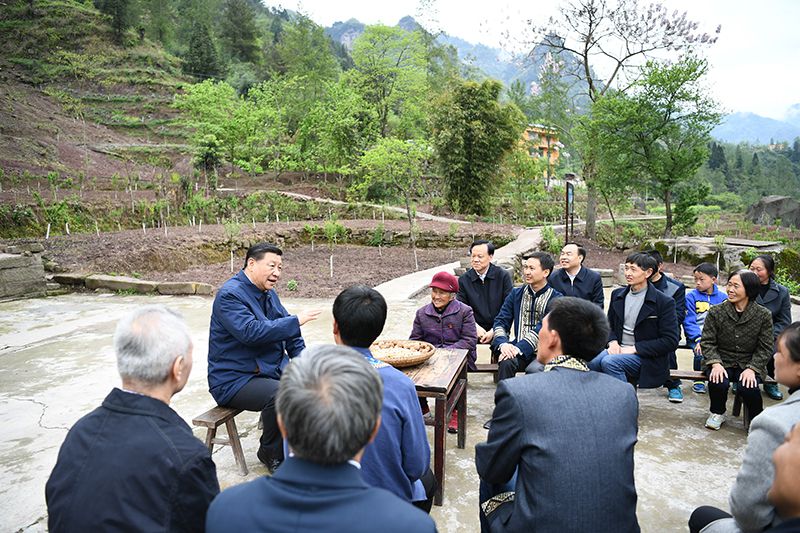 2019年4月15日，習(xí)近平總書記在重慶石柱土家族自治縣中益鄉(xiāng)華溪村同村民代表、基層干部、扶貧干部、鄉(xiāng)村醫(yī)生等圍坐在一起，共話脫貧攻堅。