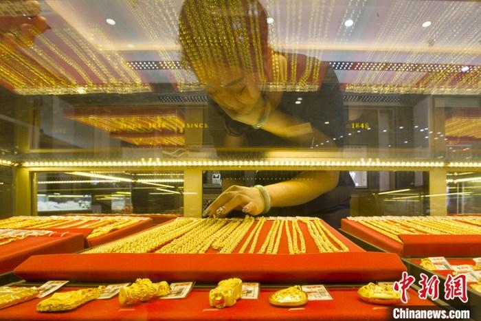 山西省太原市，一商場(chǎng)工作人員整理黃金飾品。