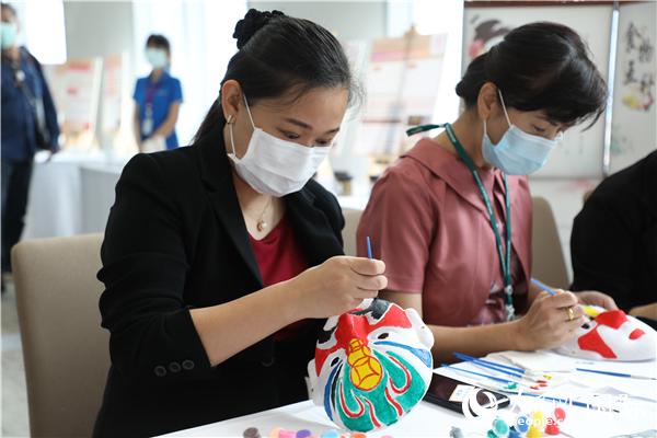 展覽會(huì)現(xiàn)場(chǎng)，泰國(guó)民眾體驗(yàn)畫臉譜。人民網(wǎng)記者 趙益普攝