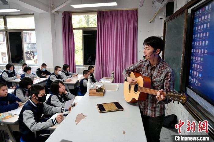 圖為3月16日，張家豪在福建福州延安中學(xué)教學(xué)。 <a target='_blank' href='/'><p  align=
