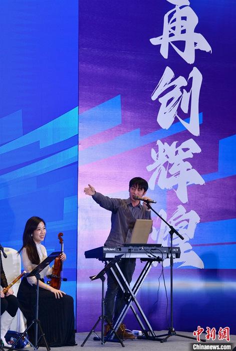 圖為3月9日，福建福州，張家豪(右)與林佳臻在臺(tái)上演出。 <a target='_blank' href='/'><p  align=