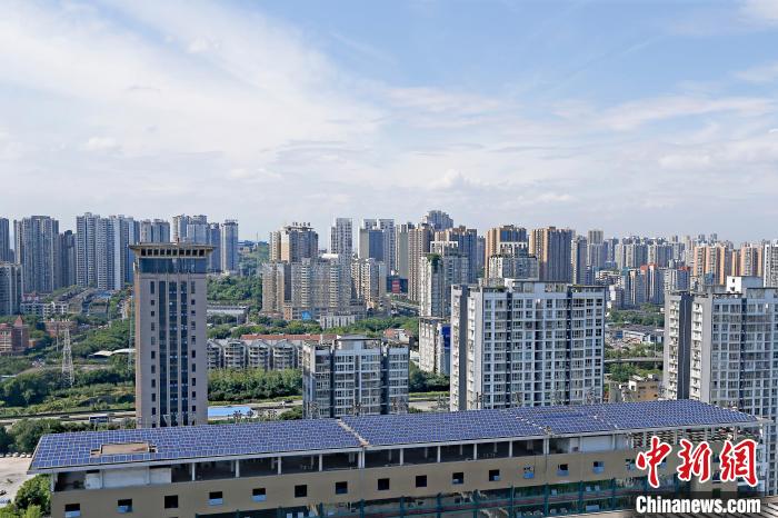 圖為輝騰能源在重慶市九龍坡區(qū)留學(xué)生創(chuàng)業(yè)園屋頂建設(shè)的光伏發(fā)電示范項(xiàng)目。　受訪企業(yè)供圖