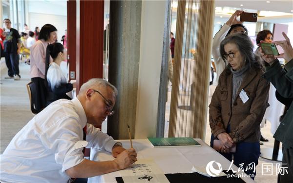 “聯(lián)合國中文日”慶祝活動上進行了書法等中國文化展示。人民網(wǎng)記者 尚凱元攝