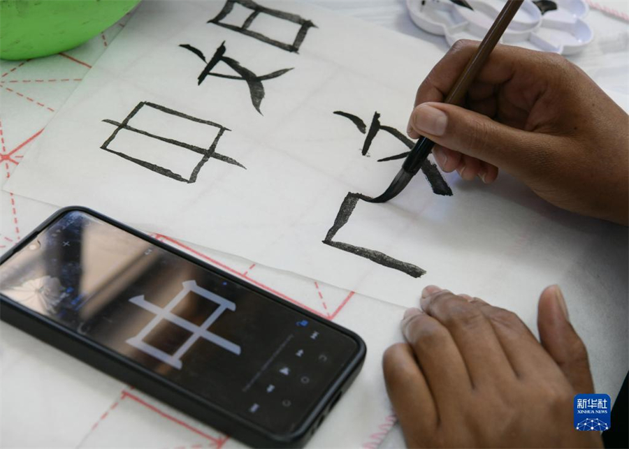 4月18日，肯尼亞學(xué)生在內(nèi)羅畢大學(xué)孔子學(xué)院舉辦的活動(dòng)上寫(xiě)毛筆字。肯尼亞內(nèi)羅畢大學(xué)孔子學(xué)院18日舉辦“中文，增進(jìn)文明對(duì)話”主題活動(dòng)，慶祝即將到來(lái)的第14個(gè)聯(lián)合國(guó)中文日。肯尼亞學(xué)生參與互動(dòng)，進(jìn)行書(shū)法、剪紙、唱中文歌等活動(dòng)。新華社記者 韓旭 攝