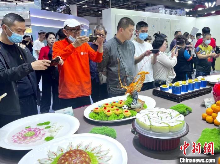 游客對(duì)展品充滿興趣。　汪軼文 攝