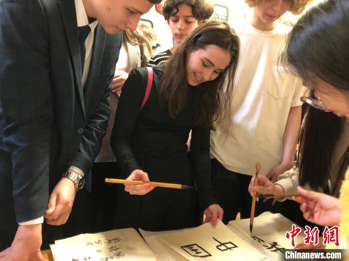 4月21日，莫斯科國立語言大學孔子學院附屬中學舉辦“國際中文日”活動，學生們學寫漢字?！∧箍茋⒄Z言大學孔子學院 供圖