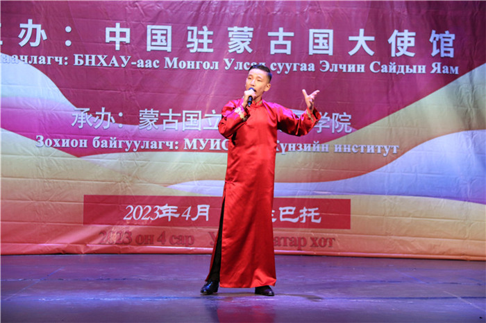 一等獎選手賀希格中學(xué)的包勒爾德表演貫口《玲瓏塔》。蒙古國立大學(xué)孔子學(xué)院供圖