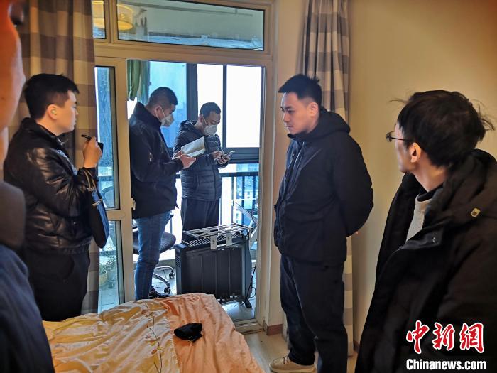 丹東市公安局民警抓捕犯罪嫌疑人，在其家中進行搜查?！〉|市公安局供圖