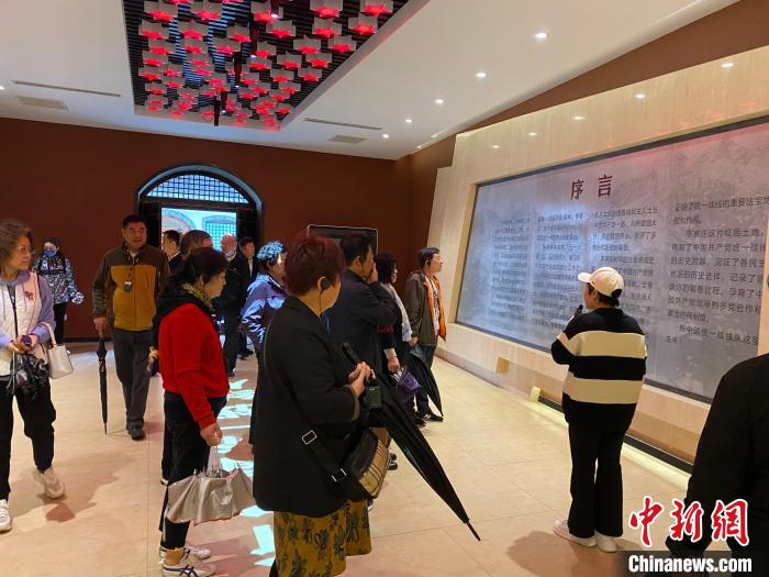 中共中央統(tǒng)戰(zhàn)部舊址里參觀者絡(luò)繹不絕?！±顣詡?攝
