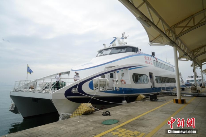 5月3日，“新捷安”輪載著157名乘客從廈門啟航前往金門，這是“新捷安”輪入列廈金航線后的首個航班。廈門海事局執(zhí)法人員對船舶進(jìn)行了全面的開航前檢查，確保首航安全?！靶陆莅病陛喛傞L43米、船寬10.5米、型深3.61米，載客量350人，是現(xiàn)有廈金客運(yùn)航線參營客船中載客定額最大的雙體穿浪高速客船，用以替換原有的“捷安”輪。福建海事 供圖