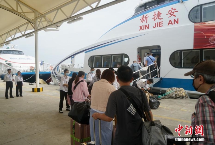 圖為乘客登船準(zhǔn)備從廈門啟航前往金門。福建海事 供圖