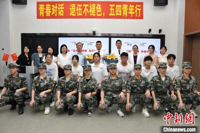 受邀功臣同師生代表合影?！≌闹菔型艘圮娙耸聞?wù)局供圖