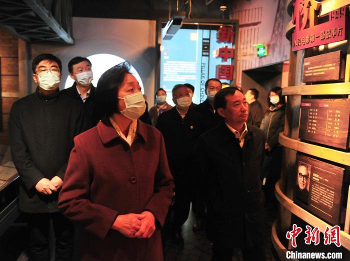 臺(tái)盟中央主席蘇輝近日率調(diào)研組赴吉林開(kāi)展重點(diǎn)考察調(diào)研。圖為在長(zhǎng)影舊址博物館考察吉林特色文化產(chǎn)業(yè)發(fā)展。　高龍安 攝