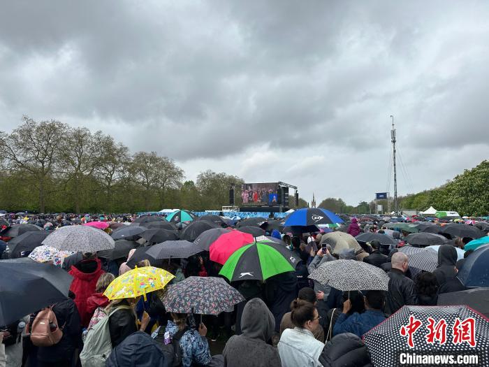 當(dāng)?shù)貢r(shí)間5月6日，英國(guó)國(guó)王查爾斯三世的加冕儀式舉行。民眾雨中觀看儀式。　歐陽(yáng)開(kāi)宇 攝
