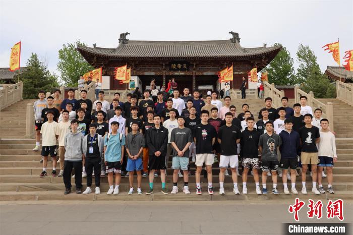比賽結(jié)束后，兩岸學(xué)生參訪(fǎng)高平炎帝陵?！≈鬓k方供圖