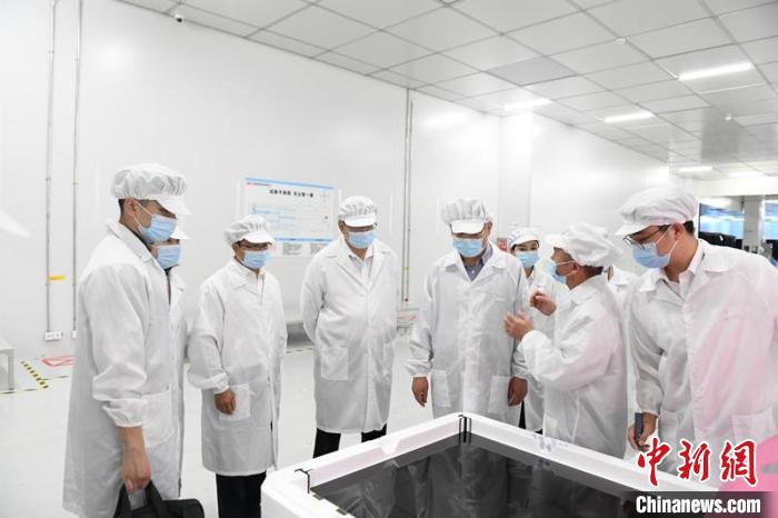 圖為蔡達(dá)峰一行在惠科電子(北海)科技產(chǎn)業(yè)園調(diào)研?！×趾?攝