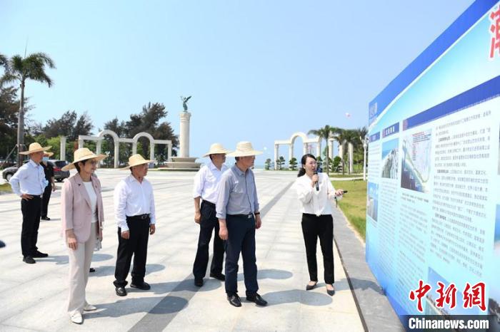 圖為蔡達(dá)峰一行了解北海銀灘景區(qū)改造提升工程情況?！×趾?攝