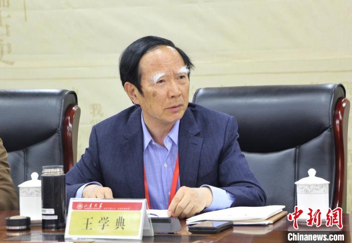 山東大學(xué)儒學(xué)高等研究院執(zhí)行院長、《文史哲》雜志主編王學(xué)典主持首場主題發(fā)言?！≮w曉 攝