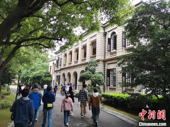 新階層人士參觀英國(guó)駐滬領(lǐng)事館。　范宇斌 攝