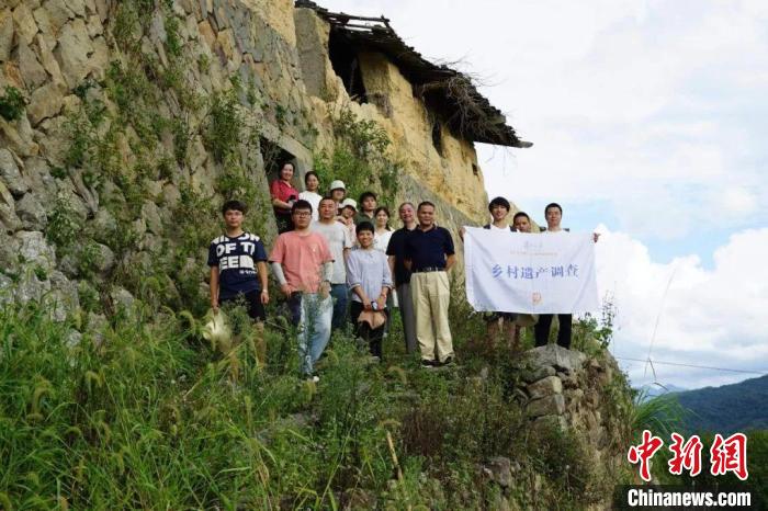 杜曉帆與該中心教師團(tuán)隊(duì)調(diào)研足跡遍布全中國(guó)各省市800多個(gè)城鄉(xiāng)聚落、文化景觀等?！?fù)旦大學(xué)國(guó)土與文化資源研究中心供圖